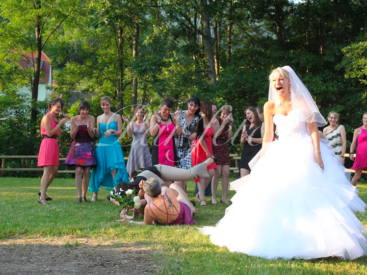 Photo des mariés – robe de mariée, lancé de bouquet, demoiselles d’honneur